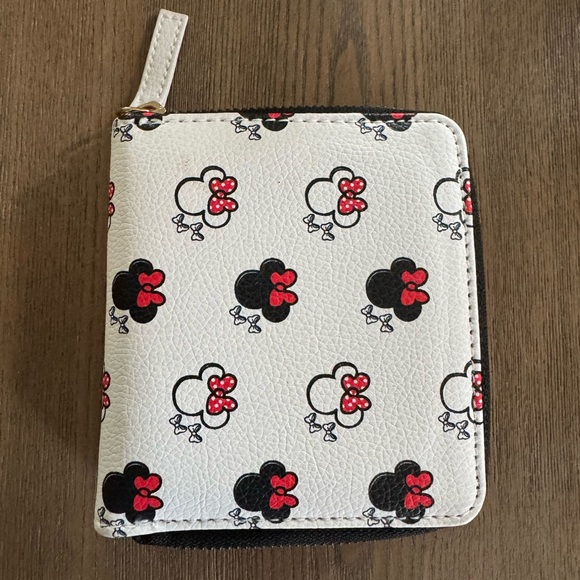 Disney Handbags - Minnie Mouse Fun Wallet - White and Red - 4”x 4” Zippered. Great Condition!
